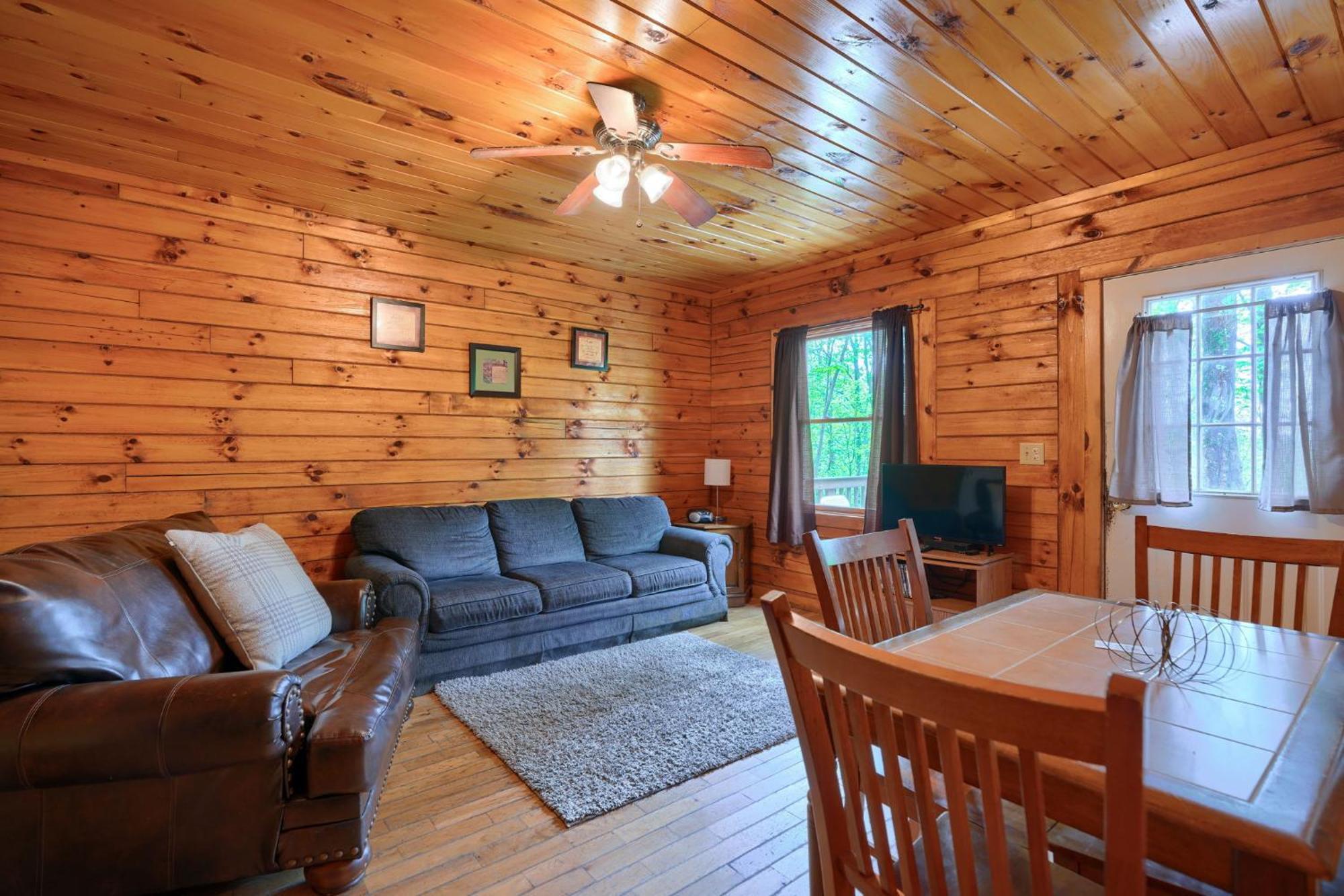 Blue Rose Cabins - Pine Ridge Cabin Logan Exteriör bild